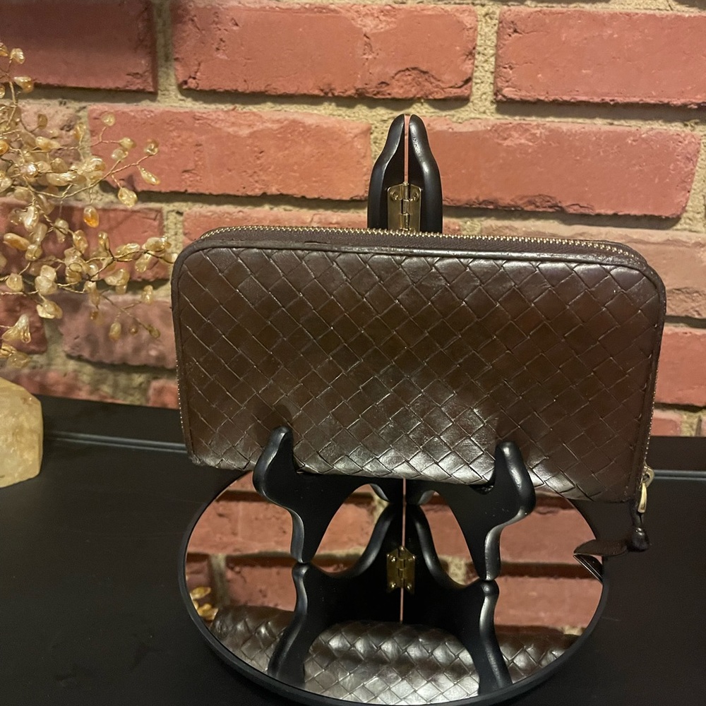 🔥Authentic 🔥Bottega 🔥Veneta🔥
Leather wallet EXCELLENT condition.